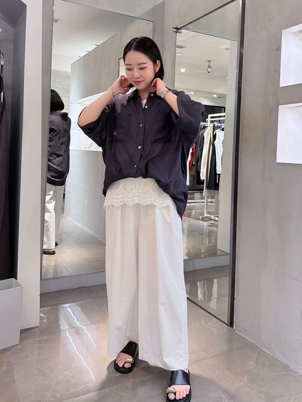 グレー系のシャツ/ブラウス、ホワイト系のシャツ/ブラウス、ホワイト系のその他パンツを着用したレディースの夏コーディネートの4枚目の写真