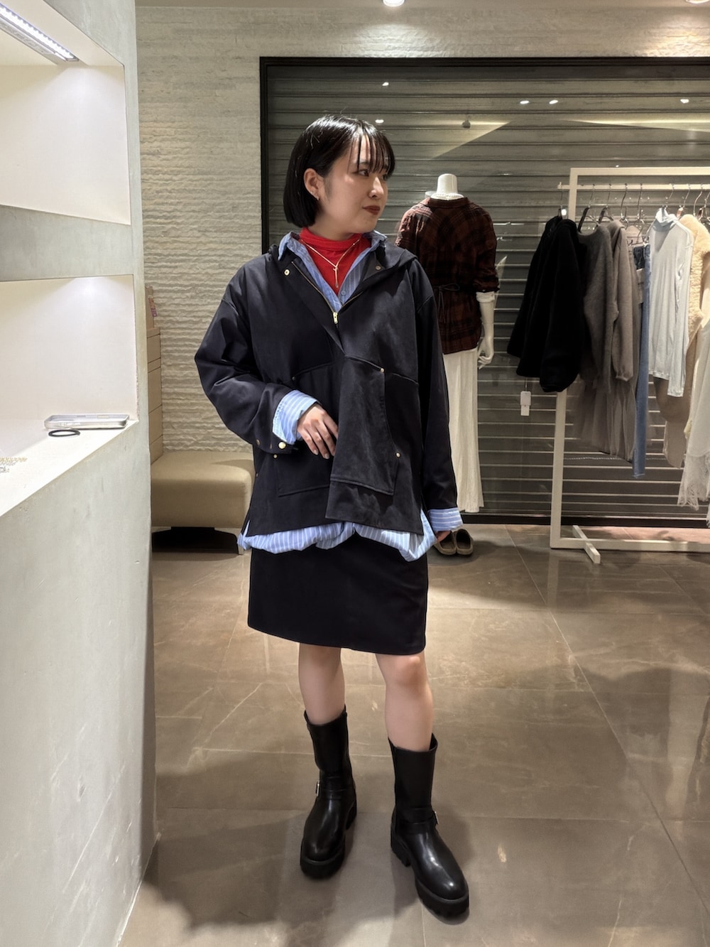 グレー系のシャツ/ブラウス、グレー系のスカート、ブルー系のシャツ/ブラウスを着用したレディースの秋コーディネートの3枚目の写真