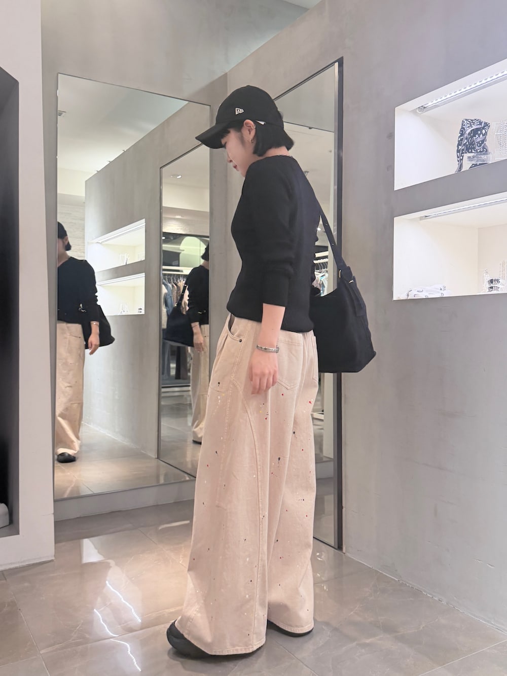 ベージュ系のその他パンツ、ブラック系のニット/セーターを着用したレディースの秋コーディネートの3枚目の写真