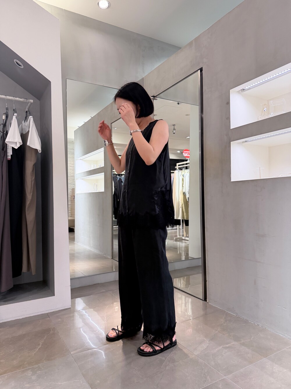 ブラック系のシャツ/ブラウス、ブラック系のその他パンツ、シルバー系のブレスレットを着用したレディースの夏コーディネートの3枚目の写真