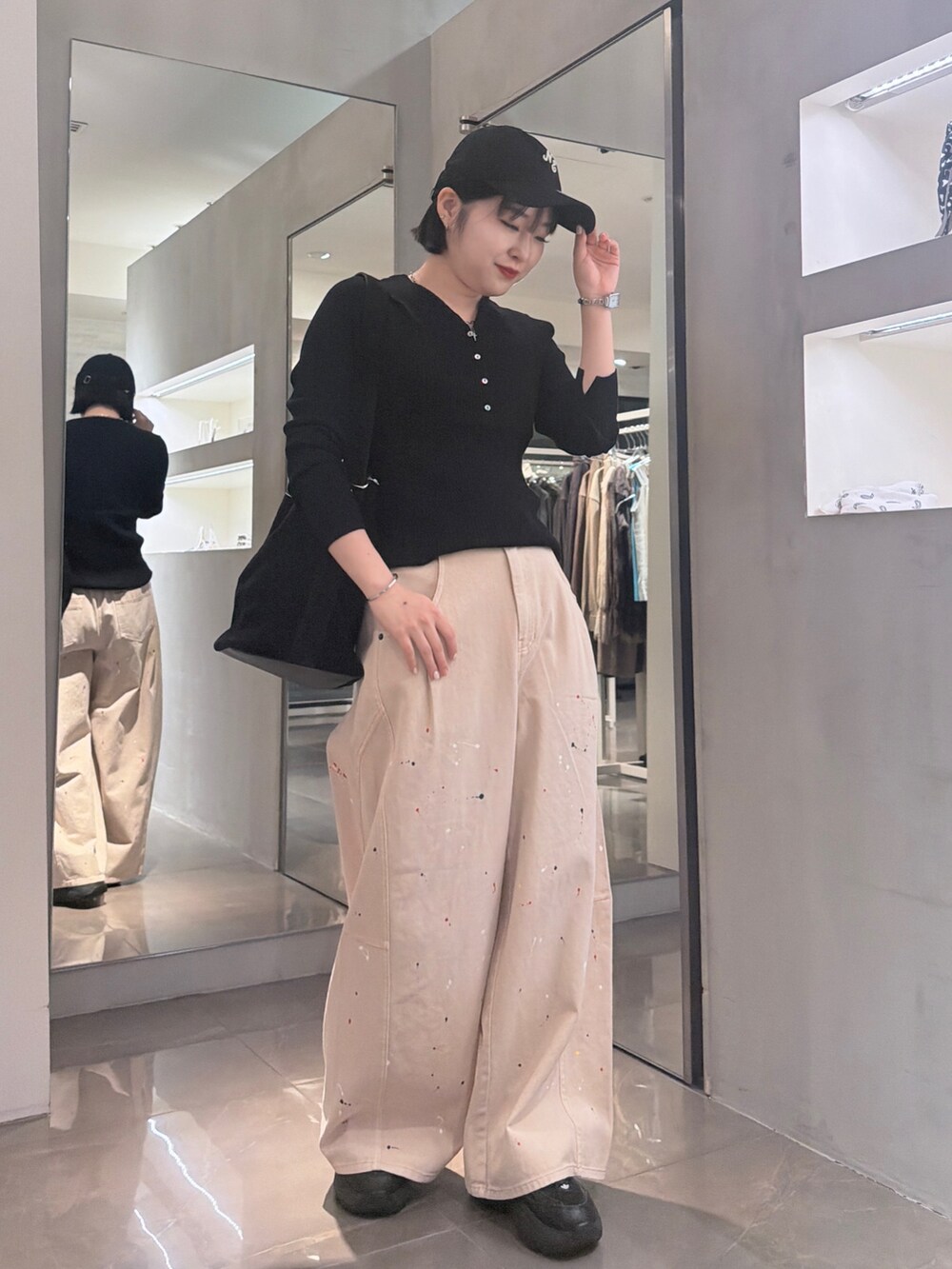 ベージュ系のその他パンツ、ブラック系のニット/セーターを着用したレディースの秋コーディネートの2枚目の写真