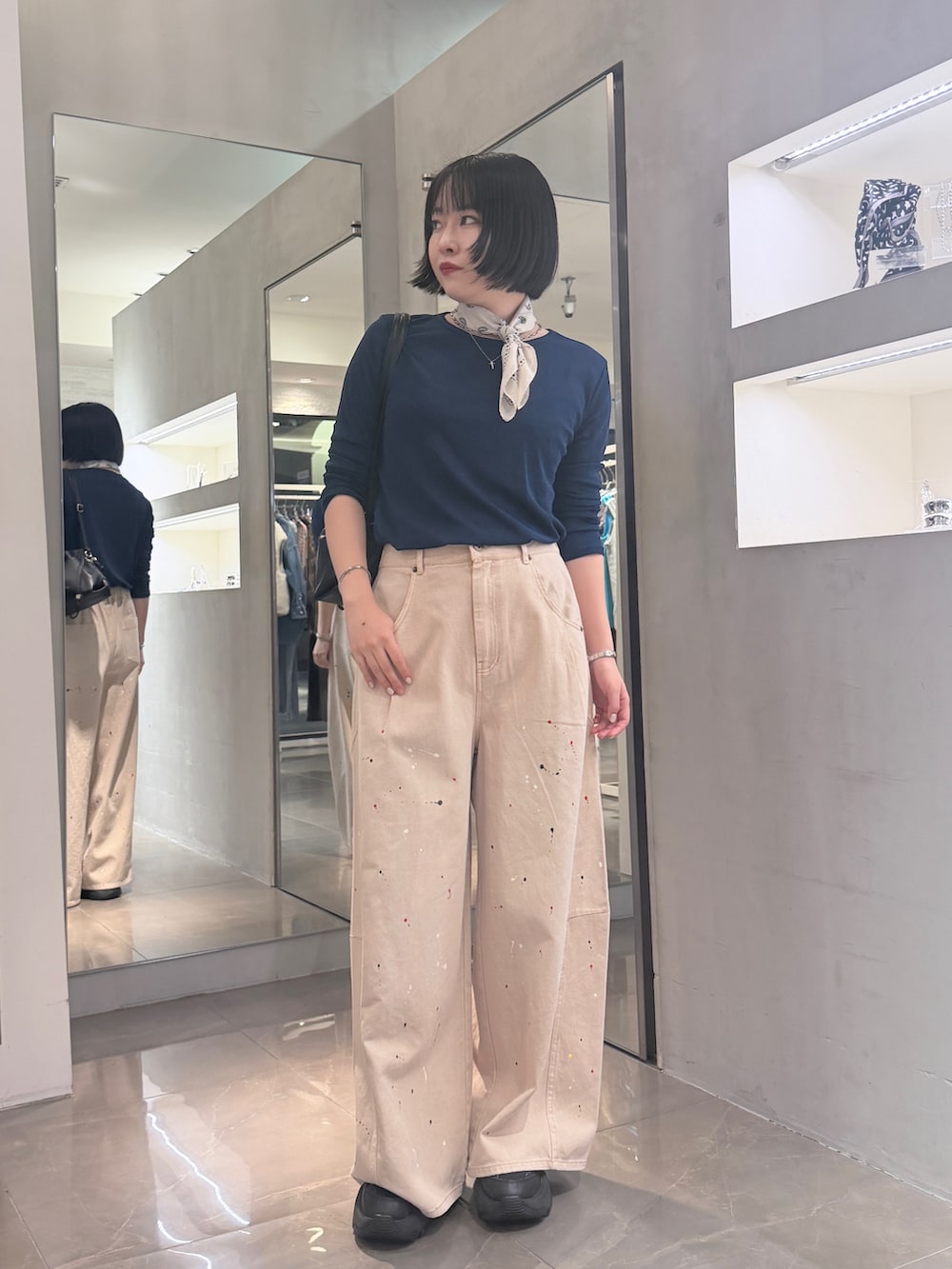 ベージュ系のその他パンツ、ブルー系のTシャツ/カットソー、ブラック系のトートバッグを着用したレディースの秋コーディネートの3枚目の写真