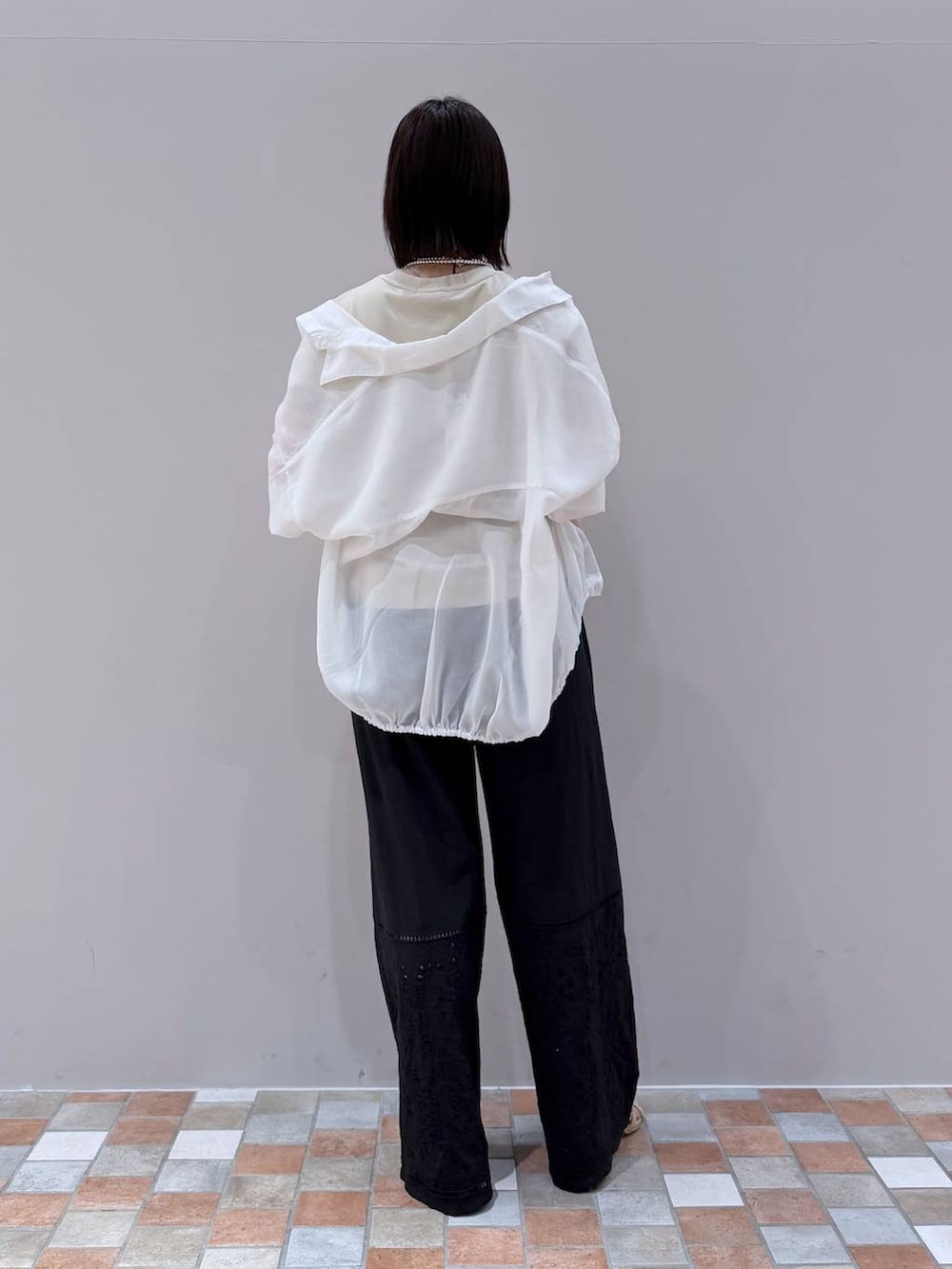 ホワイト系のTシャツ/カットソー、ベージュ系のサンダル、ホワイト系のシャツ/ブラウスを着用したレディースの夏コーディネートの3枚目の写真