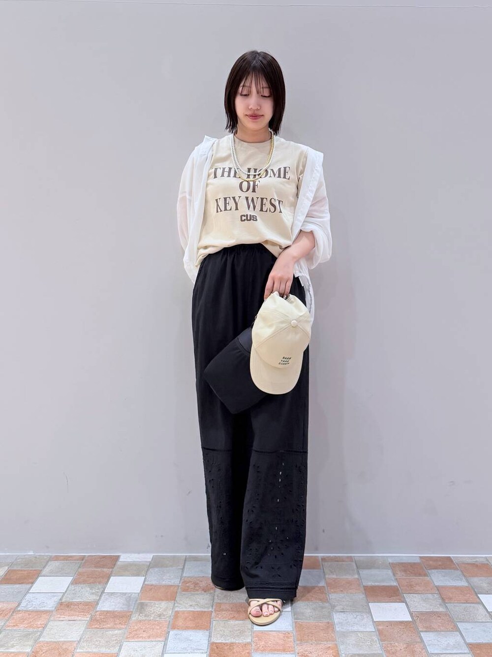 ホワイト系のTシャツ/カットソー、ベージュ系のサンダル、ホワイト系のシャツ/ブラウスを着用したレディースの夏コーディネートの4枚目の写真
