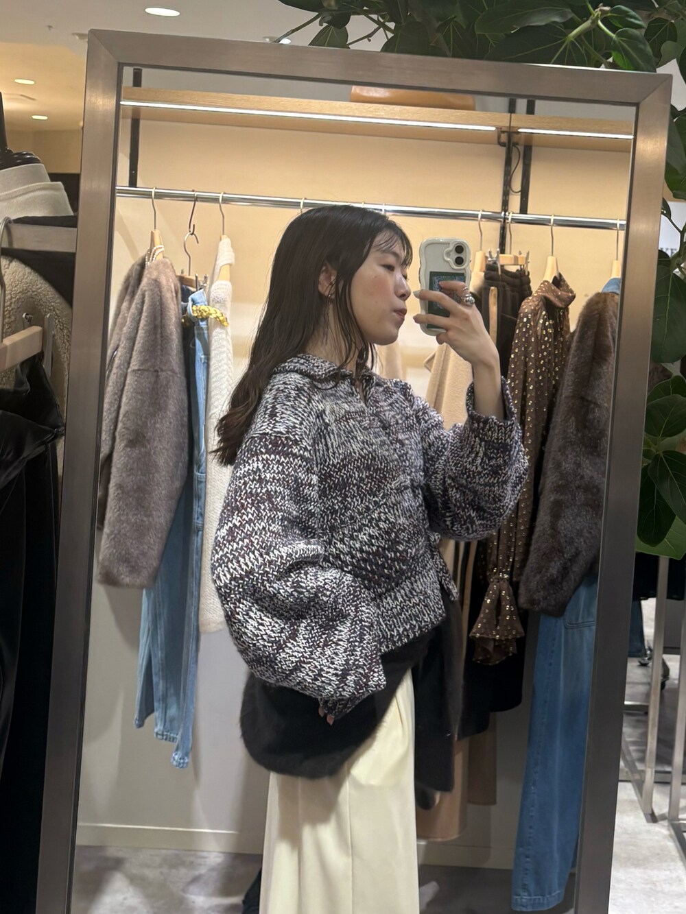 ブルー系のニット/セーター、ホワイト系のその他パンツ、ブラウン系のニット/セーターを着用したレディースの冬コーディネートの3枚目の写真