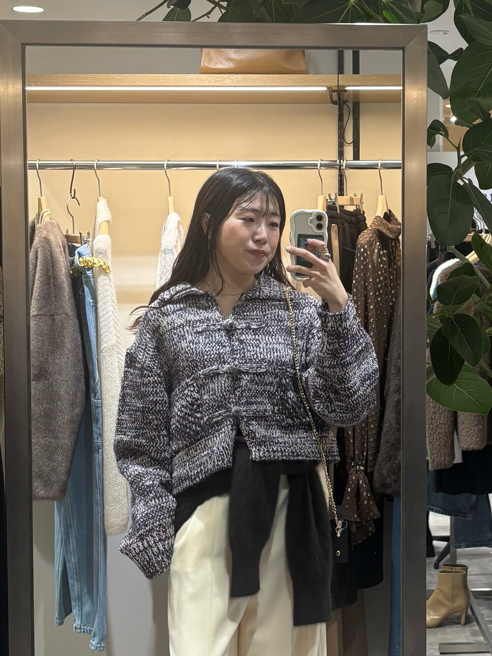 ブルー系のニット/セーター、ホワイト系のその他パンツ、ブラウン系のニット/セーターを着用したレディースの冬コーディネートの2枚目の写真