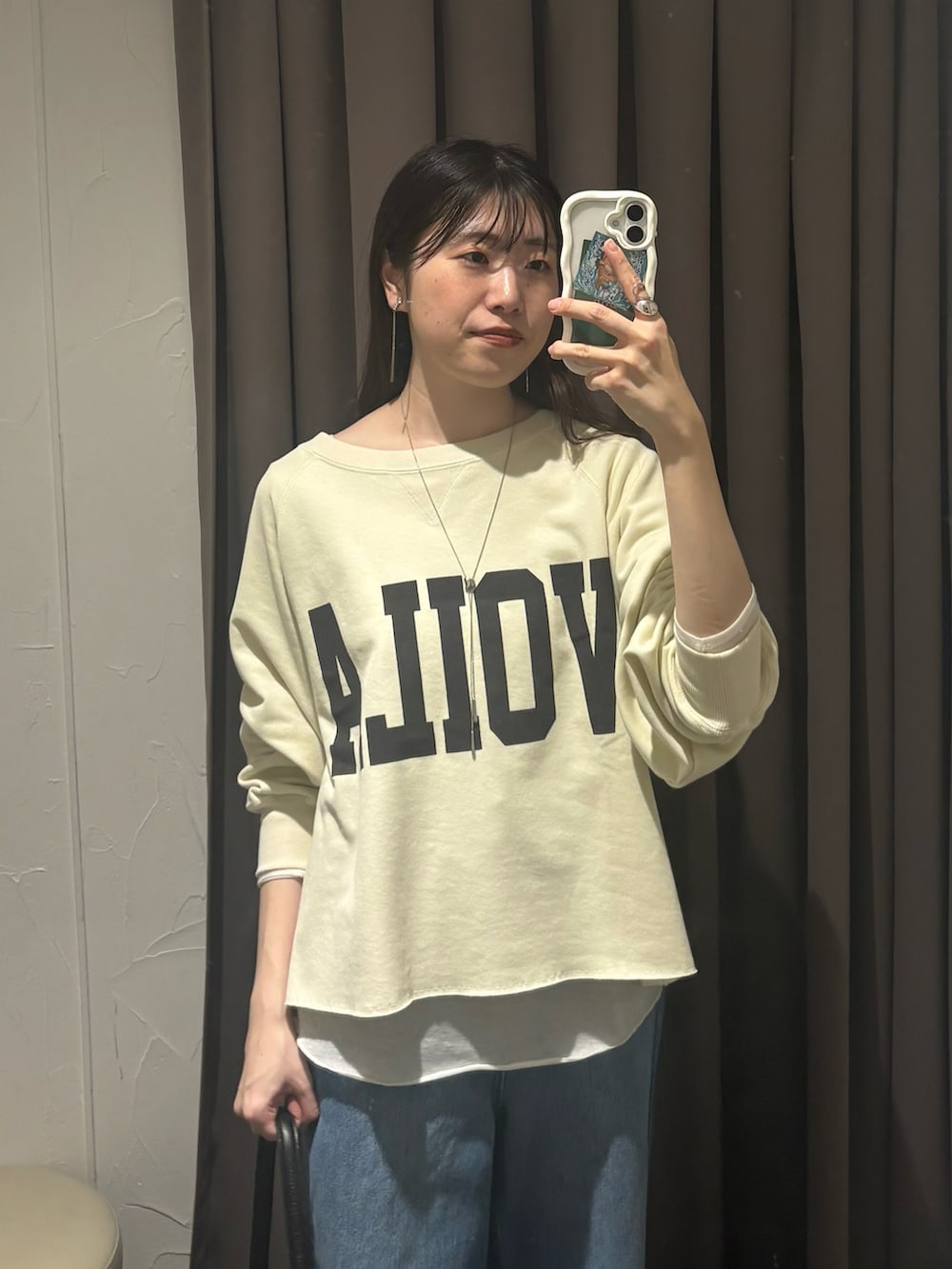 ホワイト系のスウェット、ホワイト系のTシャツ/カットソー、ブルー系のデニムパンツを着用したレディースの冬コーディネートの2枚目の写真