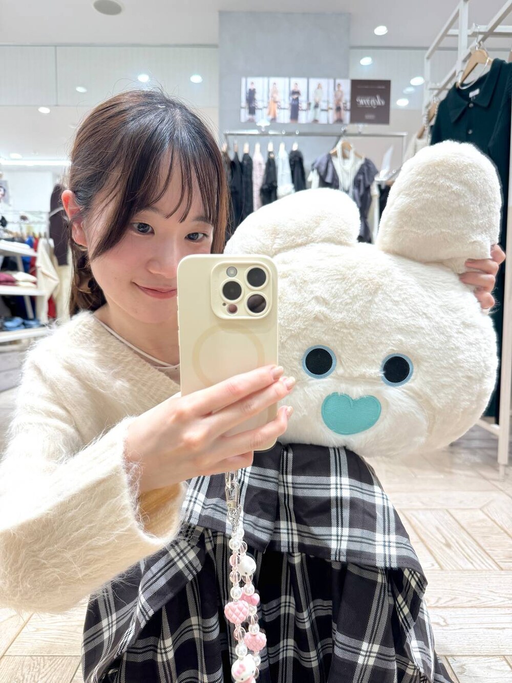 ホワイト系のカーディガン/ボレロ、その他のエコバッグ/サブバッグ、その他のバレッタ/ヘアクリップを着用したレディースの秋コーディネートの3枚目の写真