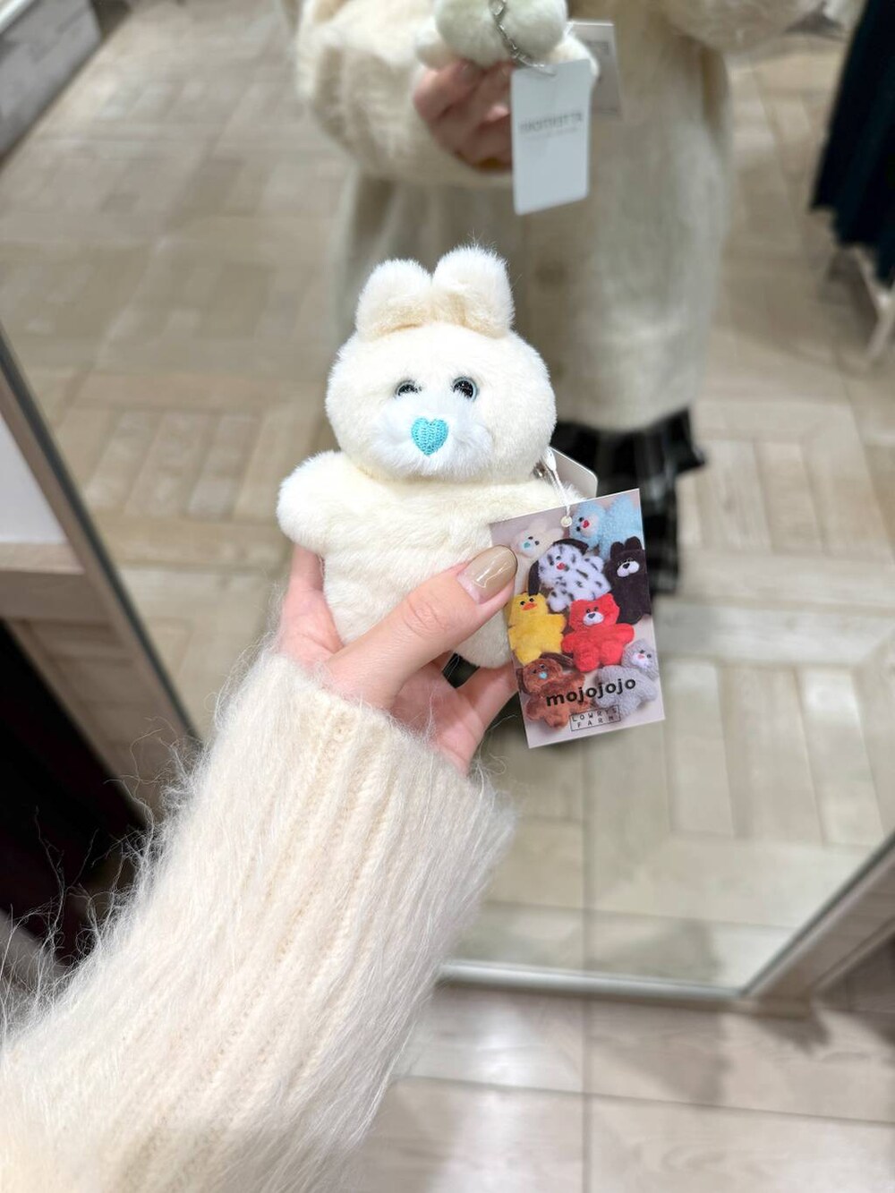 ホワイト系のカーディガン/ボレロ、その他のエコバッグ/サブバッグ、その他のバレッタ/ヘアクリップを着用したレディースの秋コーディネートの2枚目の写真