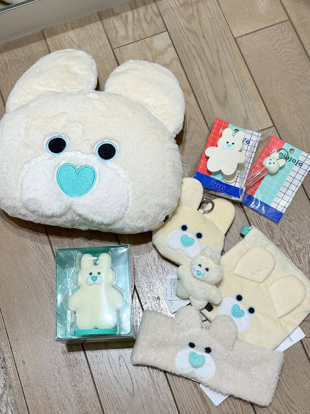 ホワイト系のカーディガン/ボレロ、その他のエコバッグ/サブバッグ、その他のバレッタ/ヘアクリップを着用したレディースの秋コーディネートの5枚目の写真