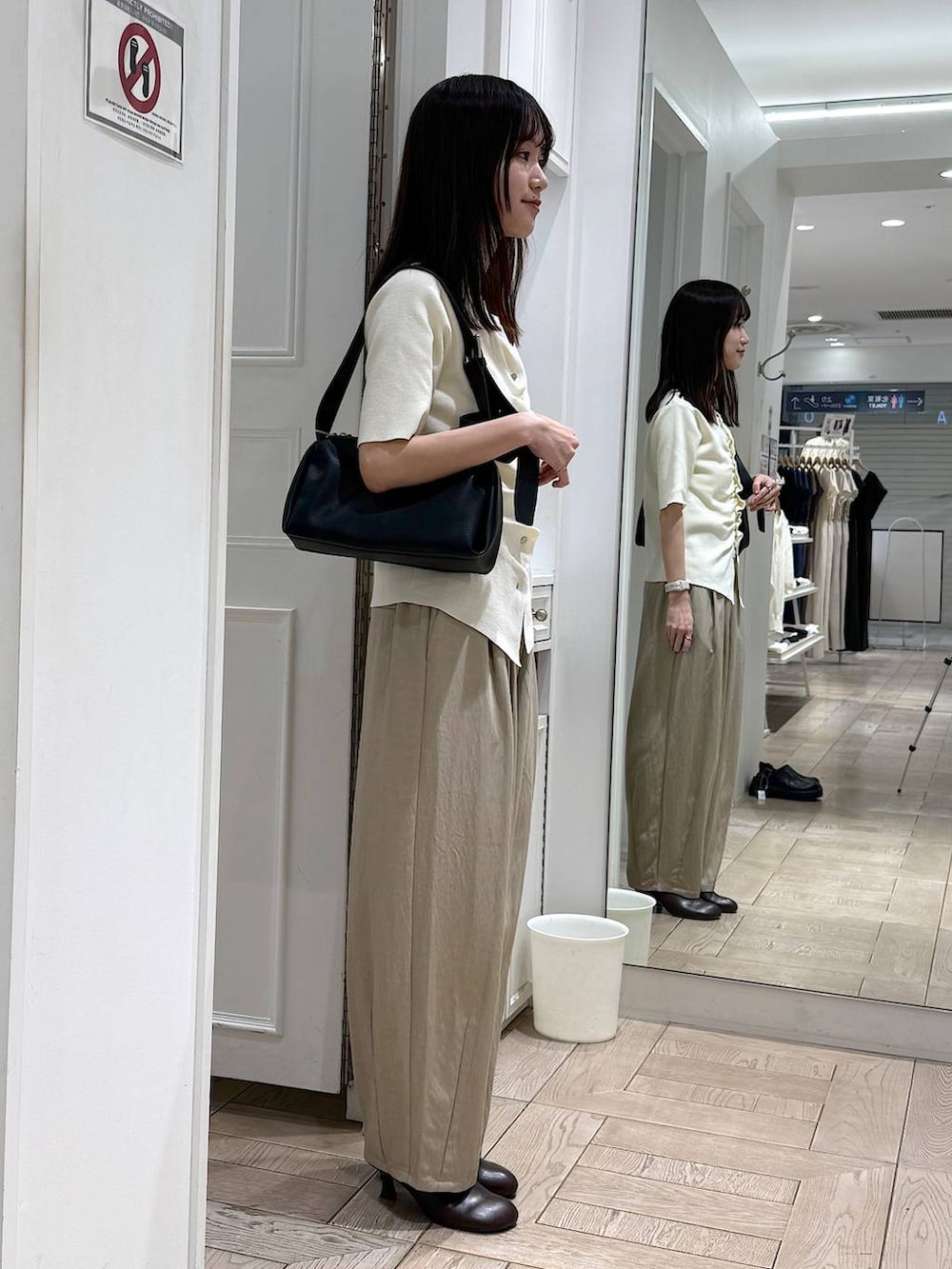 ブラウン系のサンダル、ブラック系のショルダーバッグ、ベージュ系のその他パンツを着用したレディースの春コーディネートの2枚目の写真