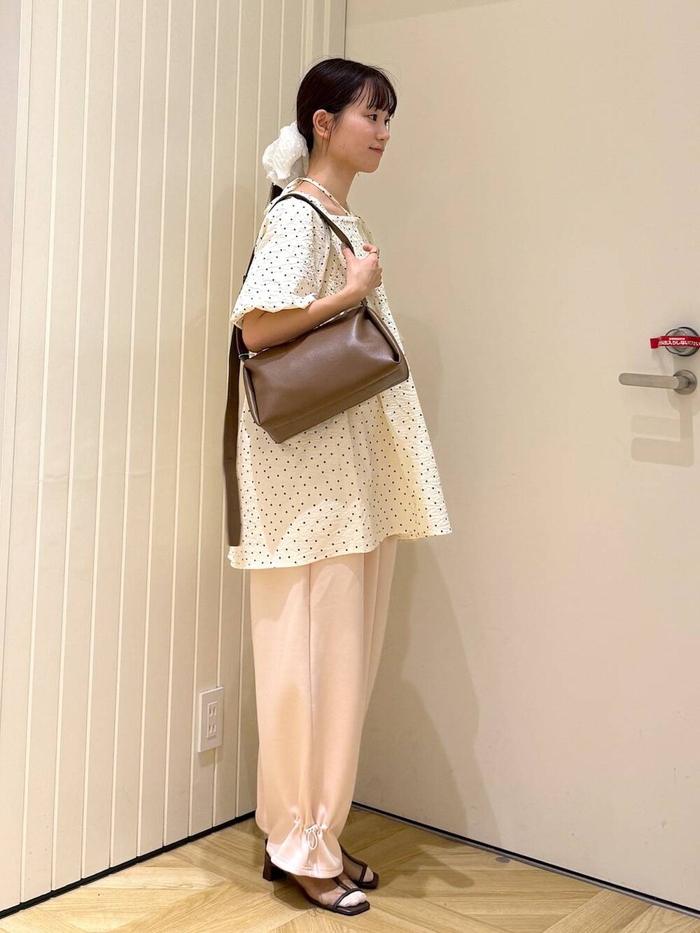 ピンク系のスウェットパンツ、ブラウン系のショルダーバッグ、その他のシャツ/ブラウスを着用したレディースの夏コーディネートの2枚目の写真