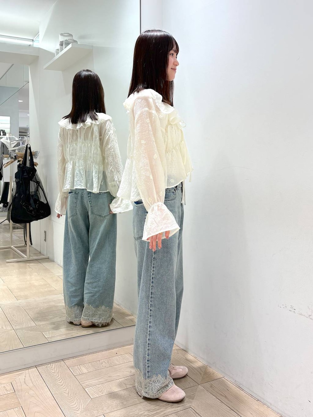 ホワイト系のTシャツ/カットソー、ブルー系のデニムパンツ、ホワイト系のシャツ/ブラウスを着用したレディースの春コーディネートの4枚目の写真