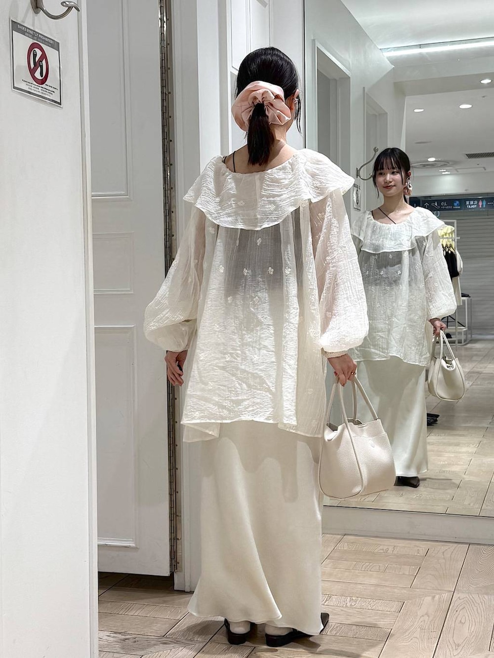 ホワイト系のスカート、ホワイト系のショルダーバッグ、ホワイト系のワンピースを着用したレディースの春コーディネートの3枚目の写真