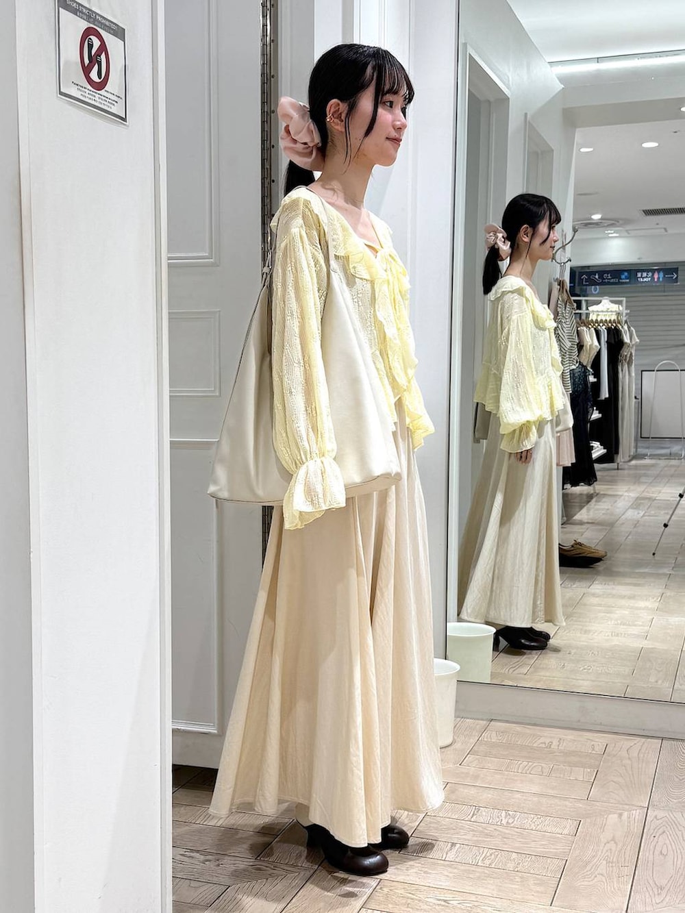 ホワイト系のショルダーバッグ、ブラウン系のサンダル、ホワイト系のスカートを着用したレディースの春コーディネートの2枚目の写真