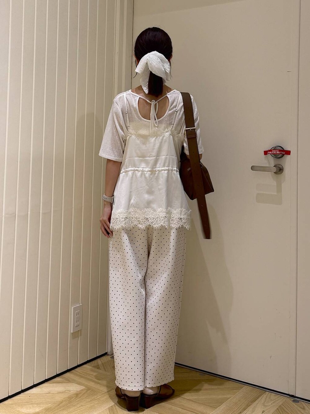 ホワイト系のTシャツ/カットソー、ホワイト系のキャミソール、ホワイト系のスウェットパンツを着用したレディースの夏コーディネートの3枚目の写真