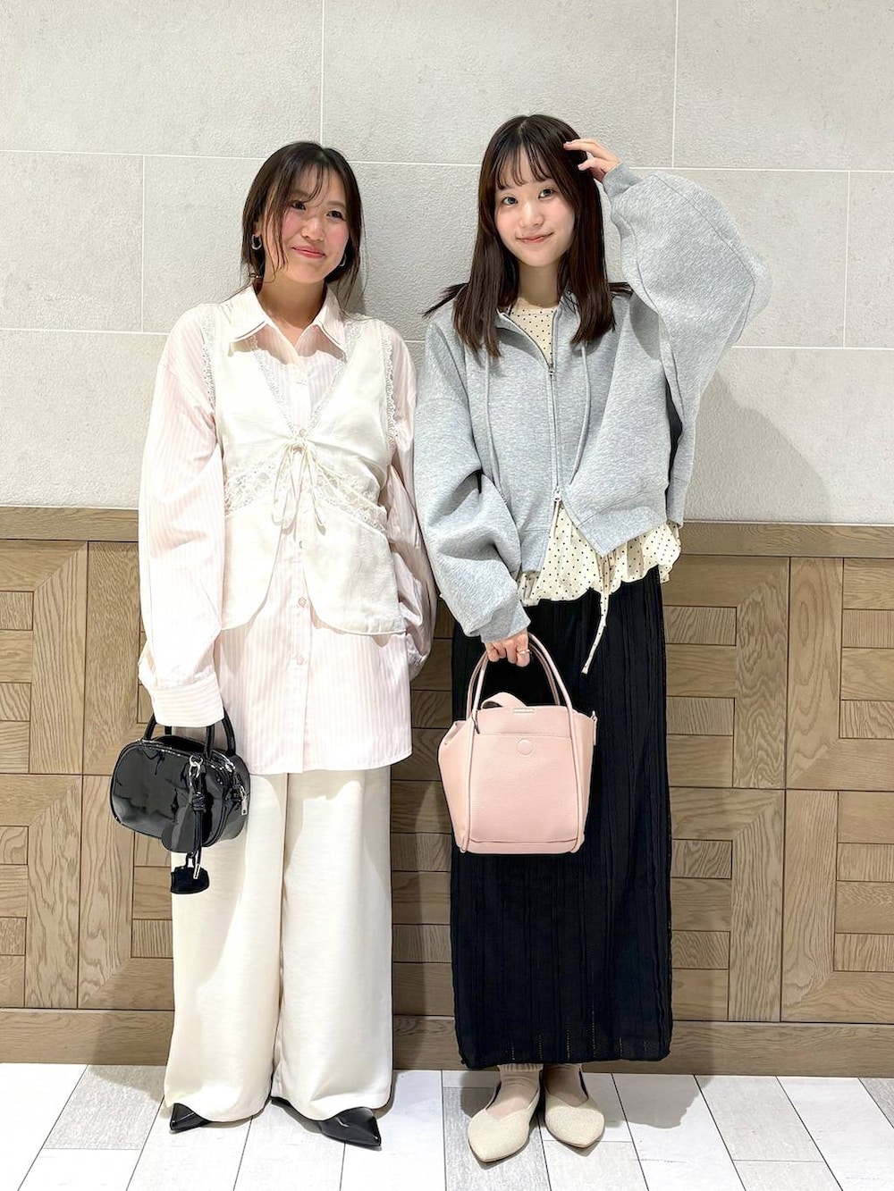 ピンク系のショルダーバッグ、グレー系のパーカー、ブラック系のボストンバッグを着用したレディースの春コーディネートの4枚目の写真