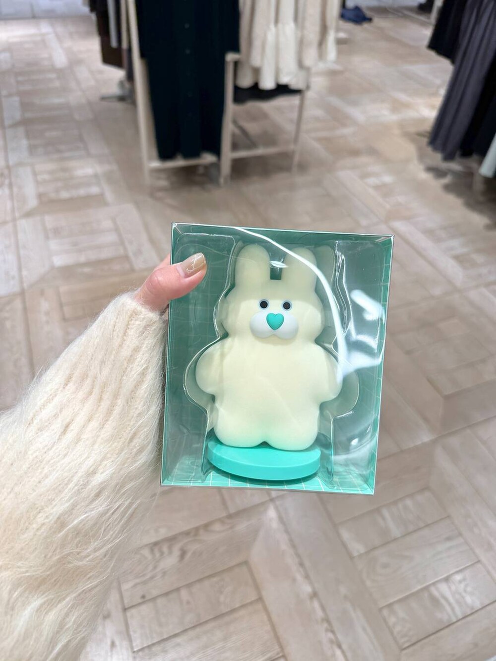 ホワイト系のカーディガン/ボレロ、その他のエコバッグ/サブバッグ、その他のバレッタ/ヘアクリップを着用したレディースの秋コーディネートの4枚目の写真
