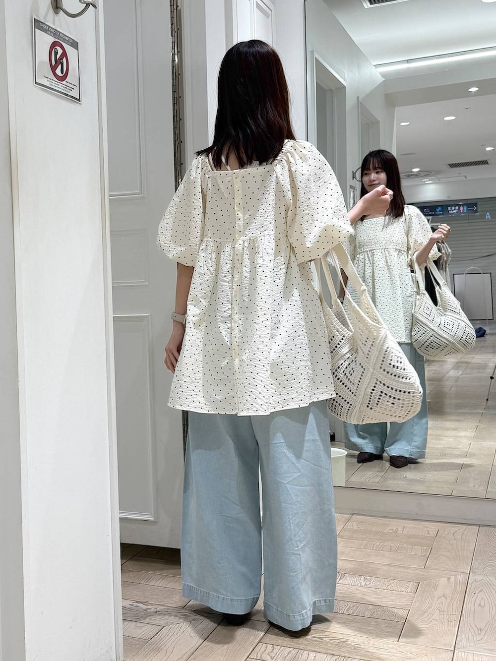 ブラウン系のサンダル、その他のシャツ/ブラウス、ブルー系のデニムパンツを着用したレディースの夏コーディネートの3枚目の写真