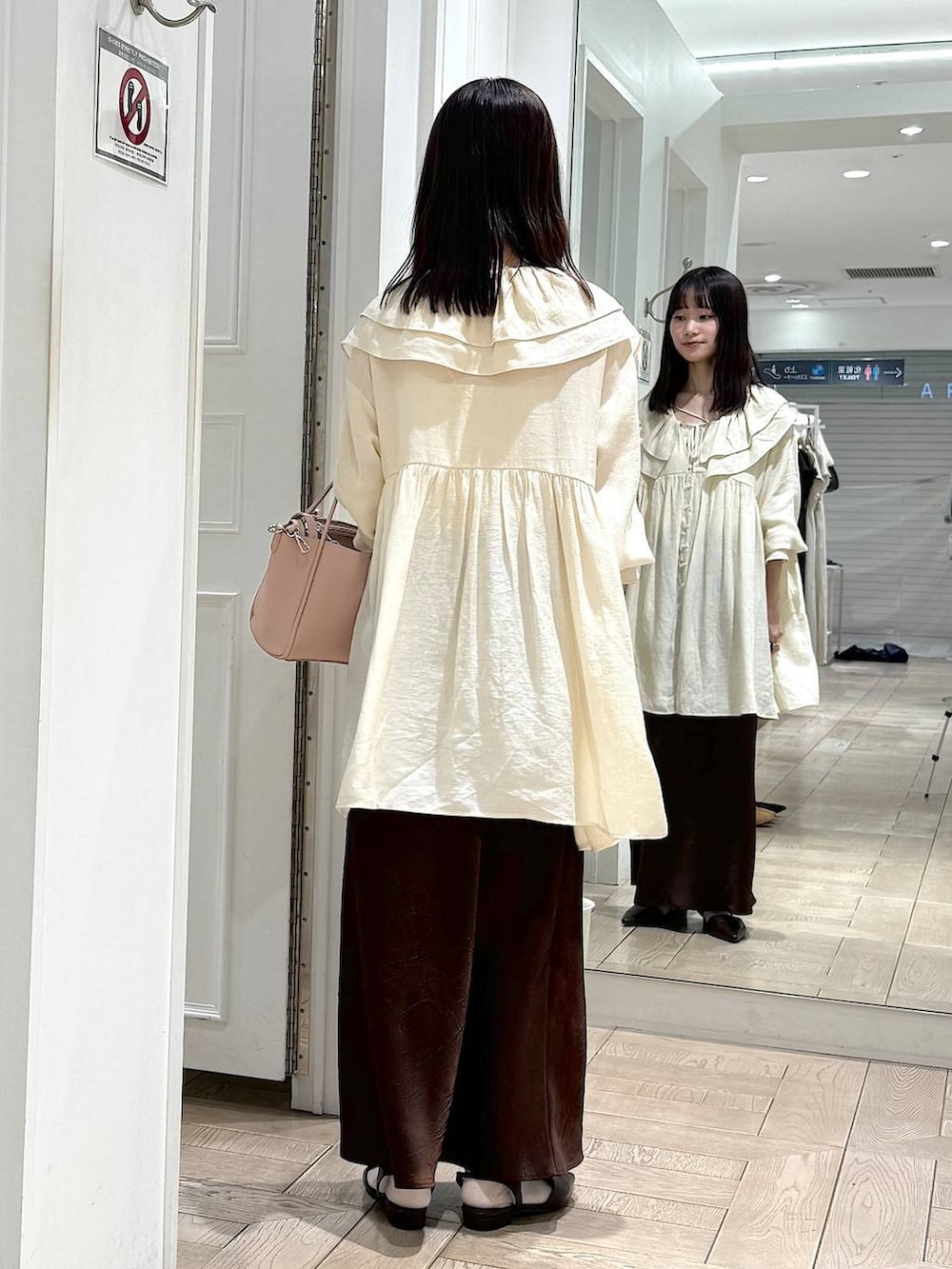 ブラウン系のスカート、ピンク系のショルダーバッグ、ホワイト系のシャツ/ブラウスを着用したレディースの春コーディネートの3枚目の写真