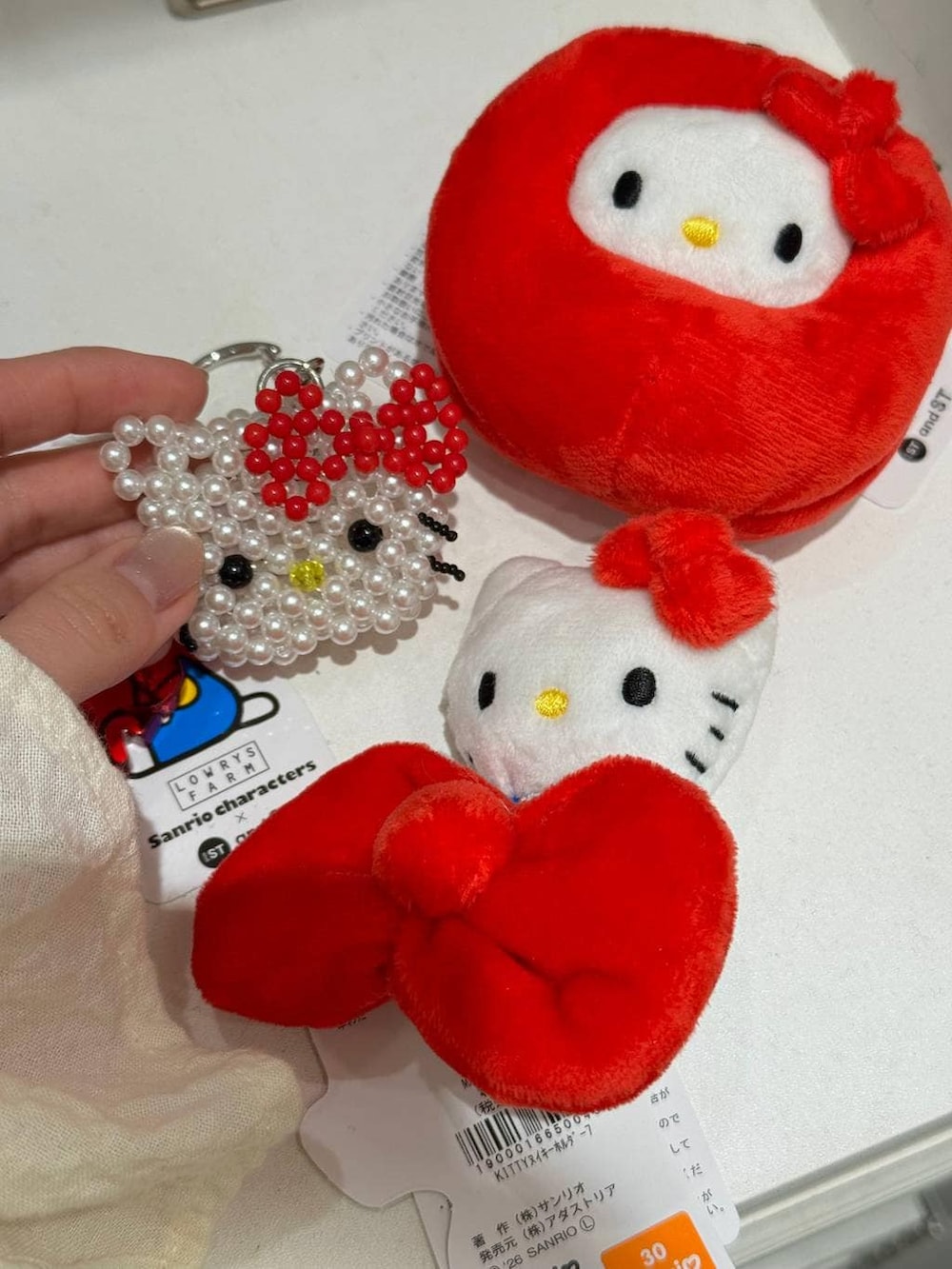 ホワイト系のキーホルダー、グレー系のキーホルダー、レッド系のキーホルダーを着用したレディースの冬コーディネートの3枚目の写真