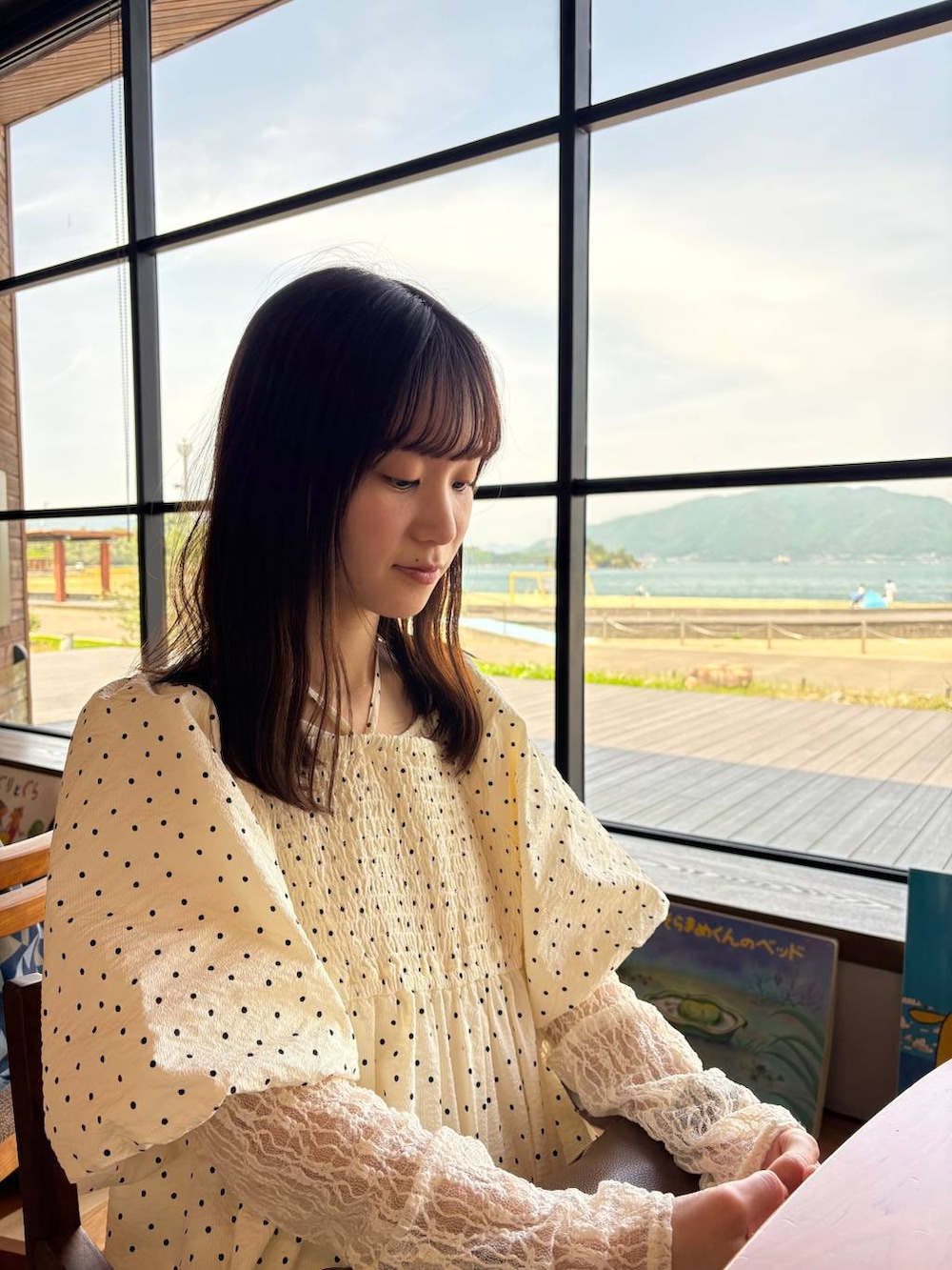 ホワイト系のカーディガン/ボレロ、ブラウン系のショルダーバッグ、その他のシャツ/ブラウスを着用したレディースの春コーディネートの4枚目の写真