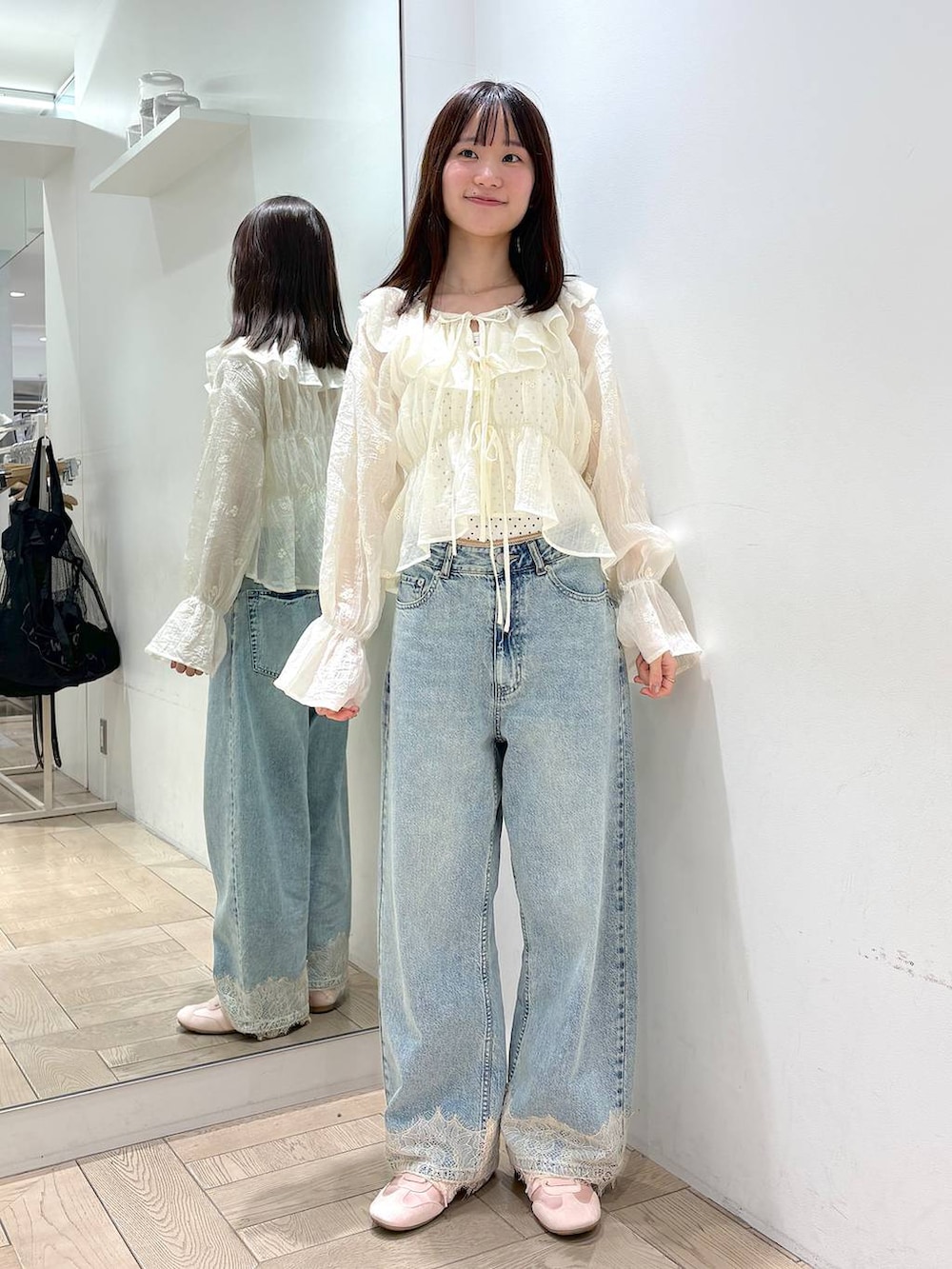 ホワイト系のTシャツ/カットソー、ブルー系のデニムパンツ、ホワイト系のシャツ/ブラウスを着用したレディースの春コーディネートの3枚目の写真