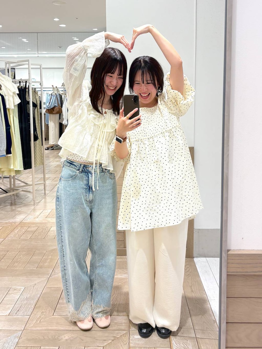 ブルー系のデニムパンツ、ホワイト系のその他パンツ、その他のシャツ/ブラウスを着用したレディースの春コーディネートの2枚目の写真