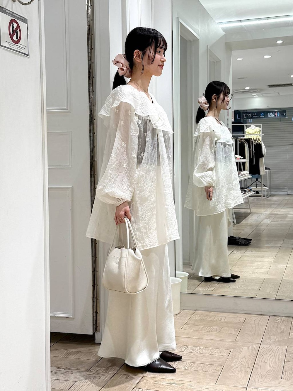 ホワイト系のスカート、ホワイト系のショルダーバッグ、ホワイト系のワンピースを着用したレディースの春コーディネートの2枚目の写真