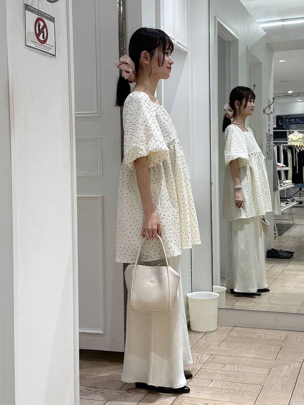 ホワイト系のスカート、ホワイト系のショルダーバッグ、その他のシャツ/ブラウスを着用したレディースの春コーディネートの2枚目の写真