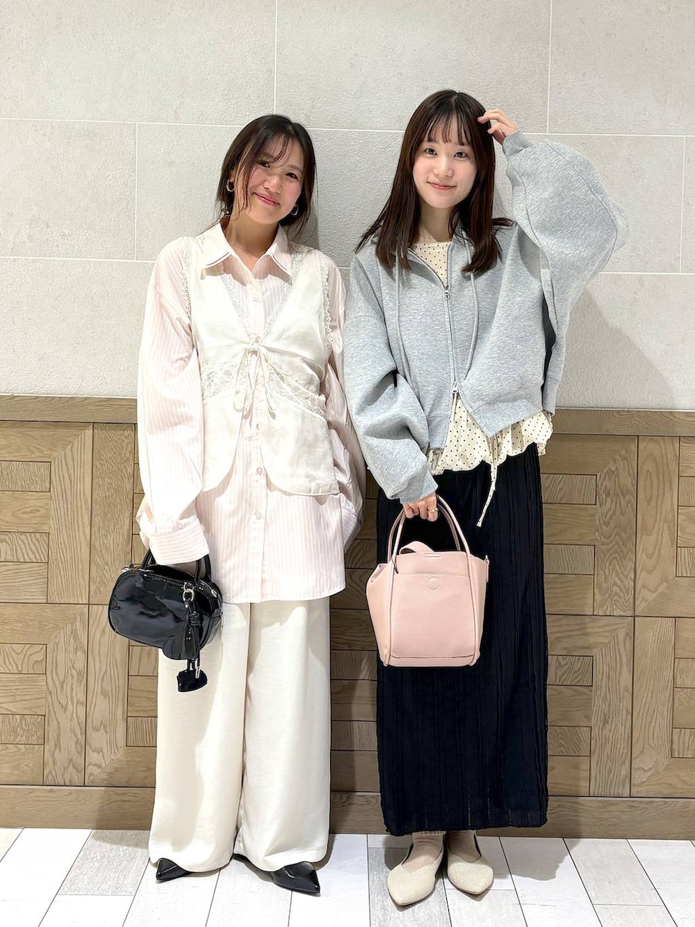 ピンク系のショルダーバッグ、グレー系のパーカー、ブラック系のボストンバッグを着用したレディースの春コーディネートの3枚目の写真