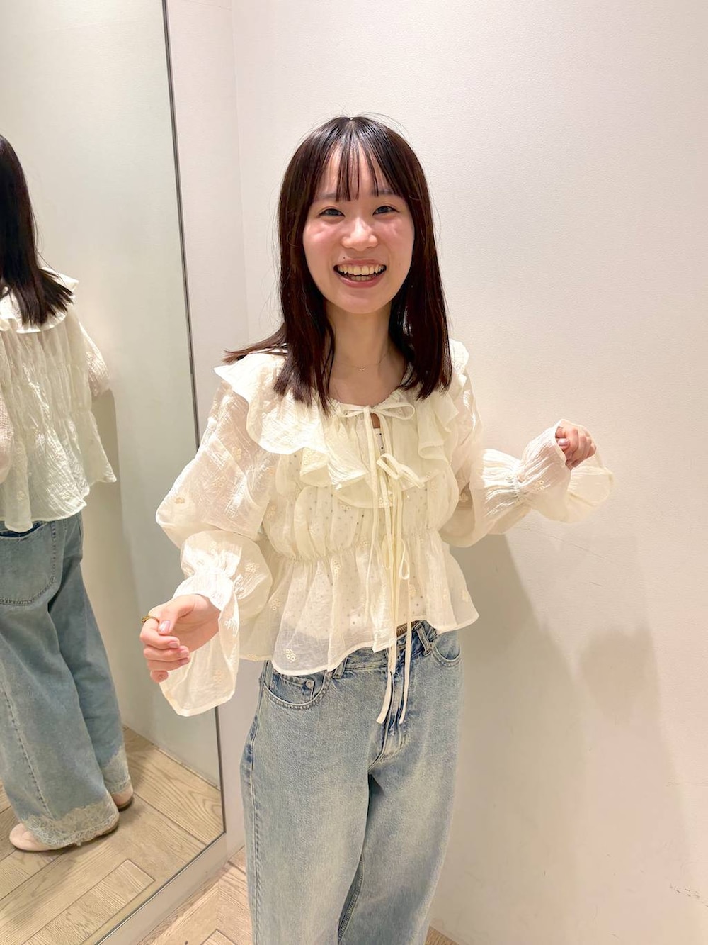 ホワイト系のTシャツ/カットソー、ブルー系のデニムパンツ、ホワイト系のシャツ/ブラウスを着用したレディースの春コーディネートの2枚目の写真