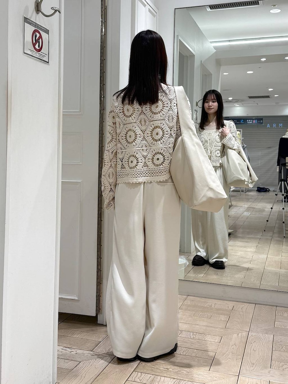 ホワイト系のショルダーバッグ、ブラウン系のローファー、ホワイト系のその他パンツを着用したレディースの春コーディネートの3枚目の写真