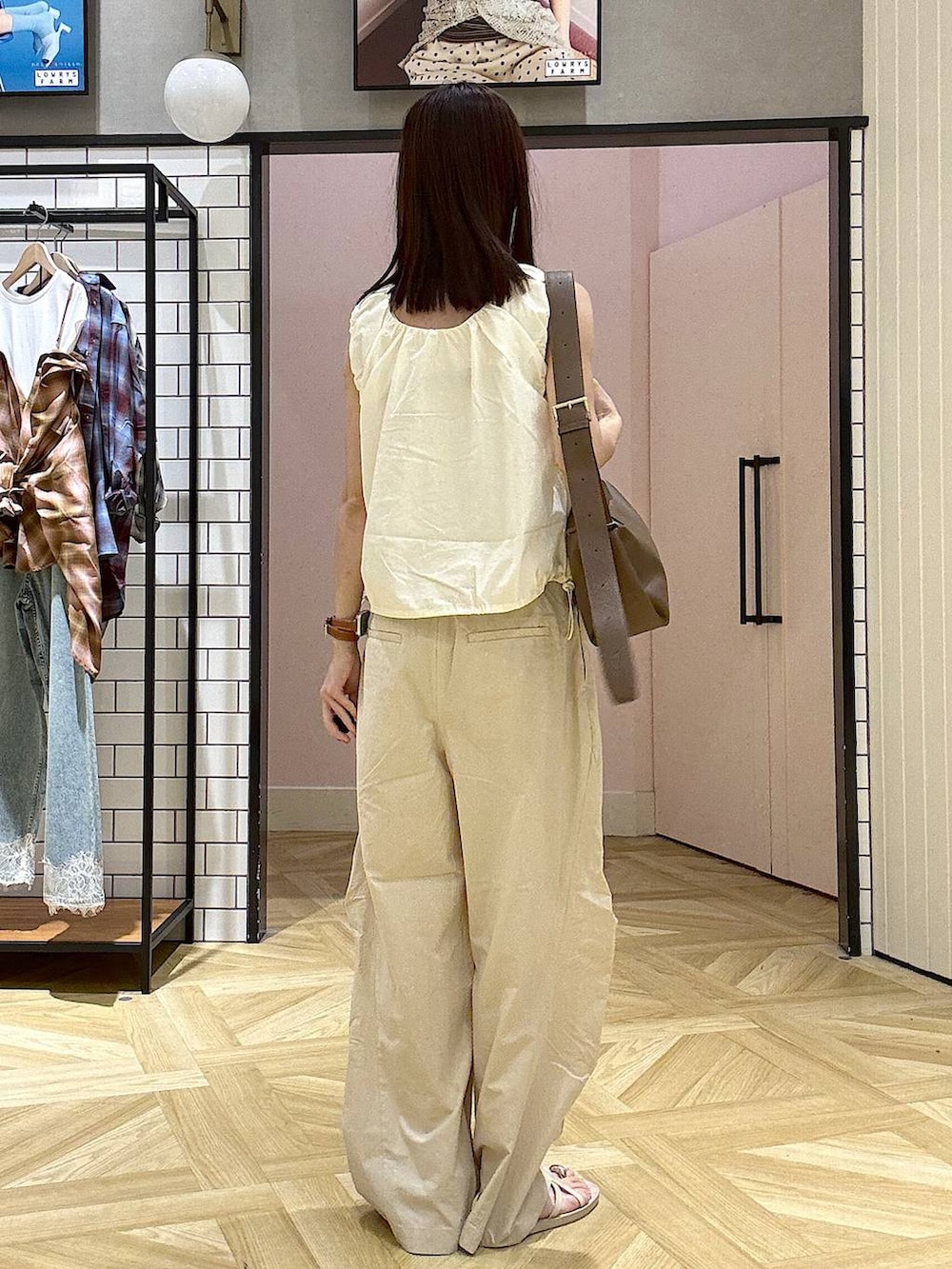 ホワイト系のシャツ/ブラウス、ベージュ系のその他パンツ、ホワイト系のサンダルを着用したレディースの夏コーディネートの3枚目の写真