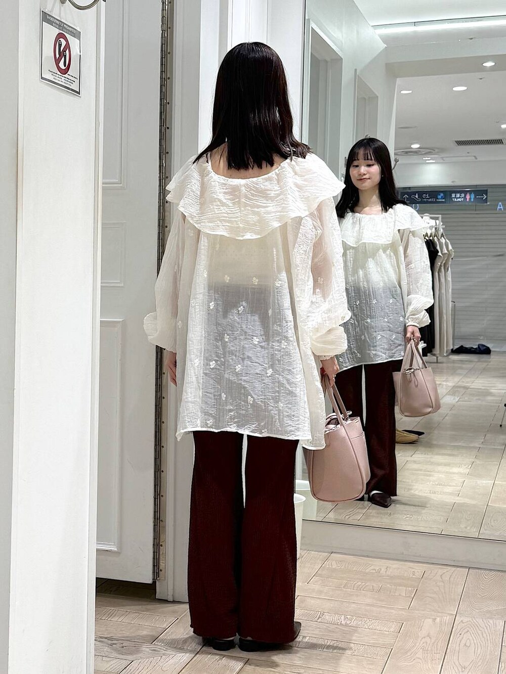 ピンク系のショルダーバッグ、ブラウン系のその他パンツ、ブラウン系のサンダルを着用したレディースの春コーディネートの3枚目の写真