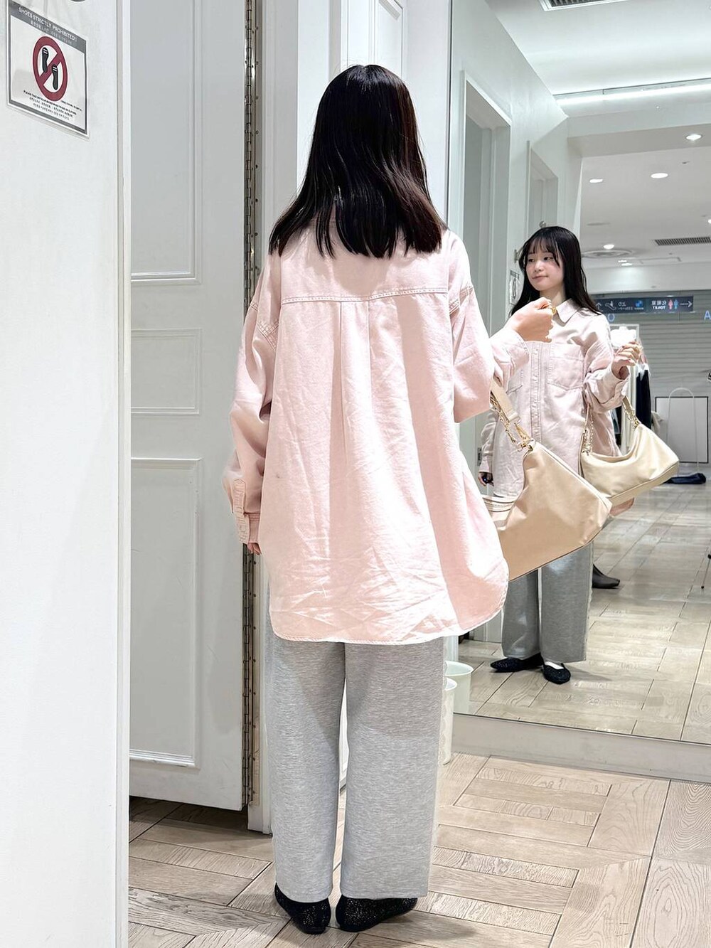 グレー系のスウェットパンツ、ピンク系のシャツ/ブラウス、ベージュ系のショルダーバッグを着用したレディースの冬コーディネートの3枚目の写真