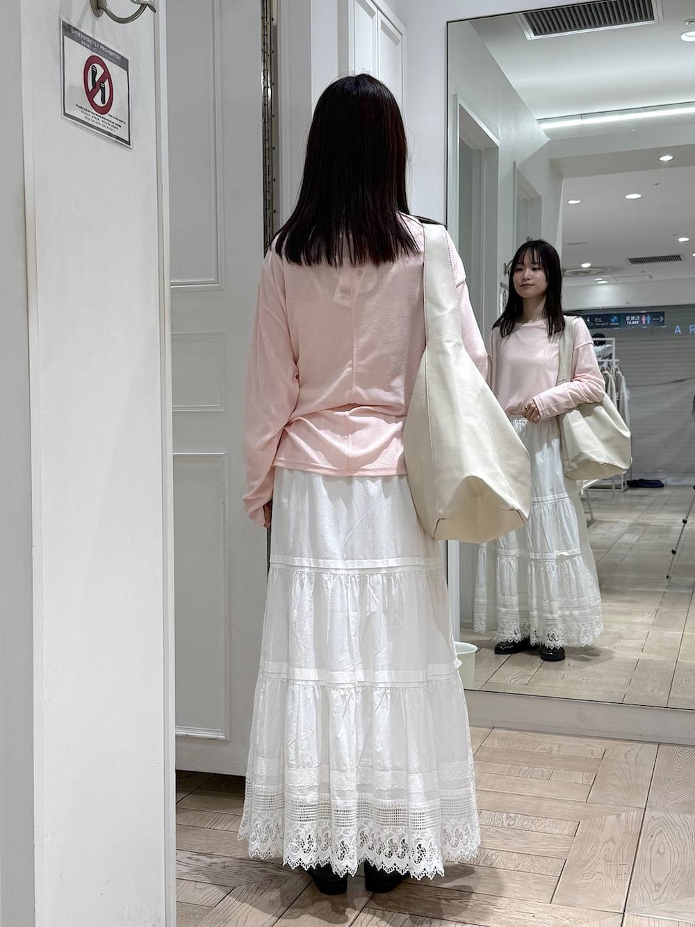 ピンク系のTシャツ/カットソー、ホワイト系のショルダーバッグ、ブラウン系のローファーを着用したレディースの春コーディネートの3枚目の写真