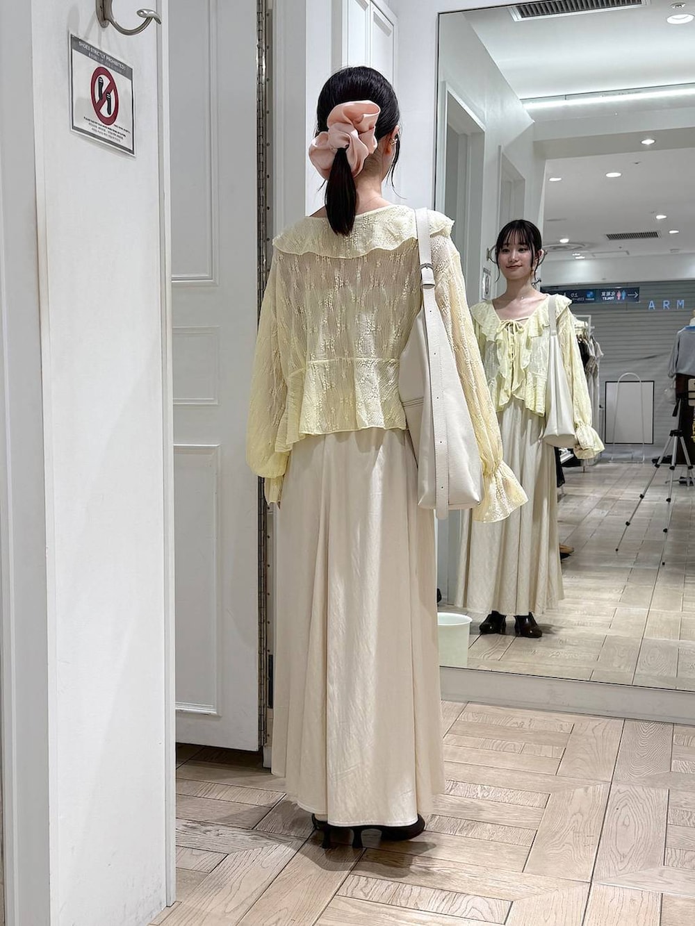 ホワイト系のショルダーバッグ、ブラウン系のサンダル、ホワイト系のスカートを着用したレディースの春コーディネートの3枚目の写真