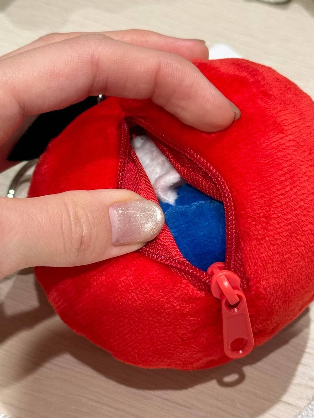 ホワイト系のキーホルダー、グレー系のキーホルダー、レッド系のキーホルダーを着用したレディースの冬コーディネートの4枚目の写真