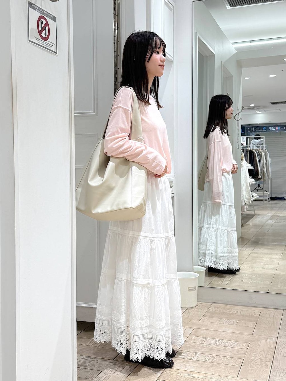 ピンク系のTシャツ/カットソー、ホワイト系のショルダーバッグ、ブラウン系のローファーを着用したレディースの春コーディネートの2枚目の写真