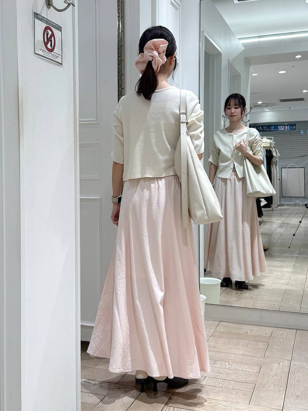 ホワイト系のショルダーバッグ、ブラウン系のサンダル、ホワイト系のTシャツ/カットソーを着用したレディースの春コーディネートの3枚目の写真