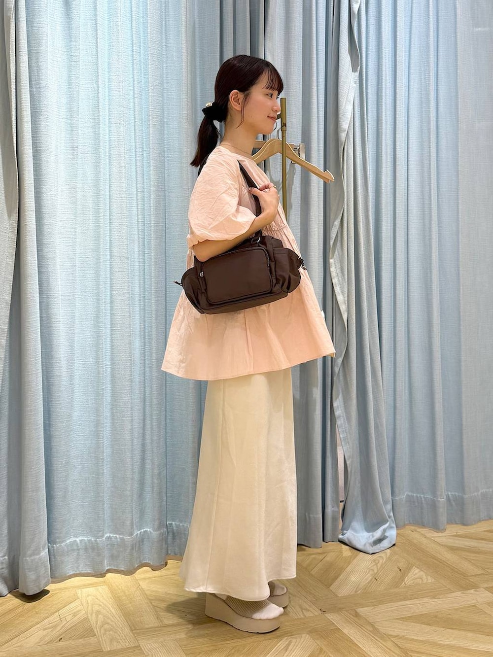ピンク系のシャツ/ブラウス、ホワイト系のスカート、ホワイト系のサンダルを着用したレディースの夏コーディネートの2枚目の写真