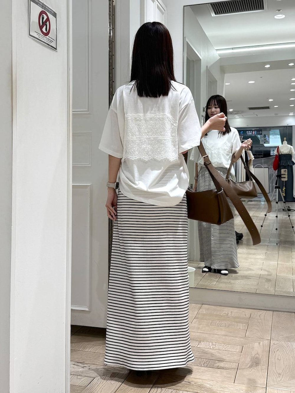 ホワイト系のTシャツ/カットソー、ブラウン系のショルダーバッグ、ブラック系のサンダルを着用したレディースの夏コーディネートの3枚目の写真