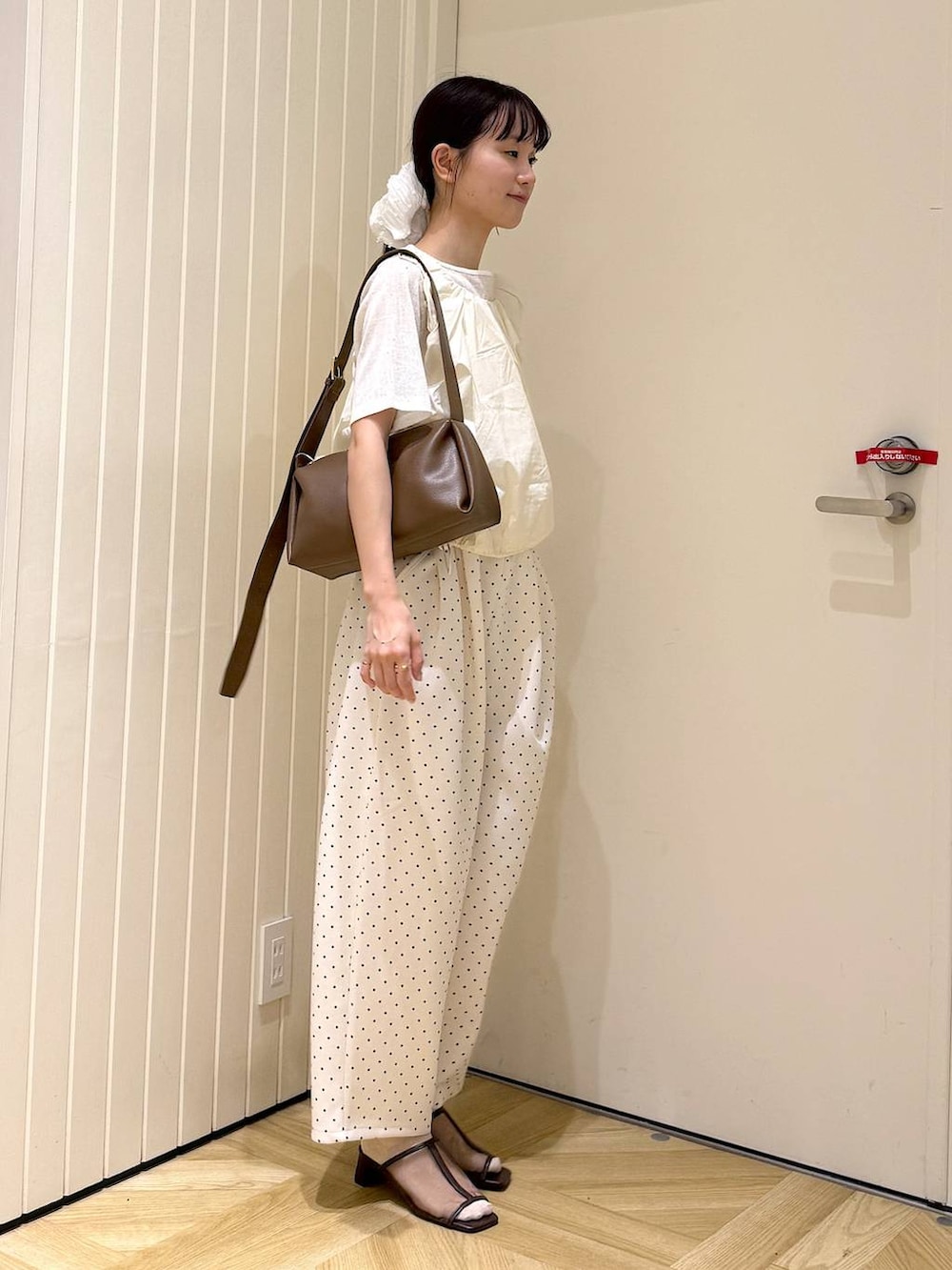 ホワイト系のTシャツ/カットソー、ホワイト系のシャツ/ブラウス、ホワイト系のスウェットパンツを着用したレディースの夏コーディネートの2枚目の写真
