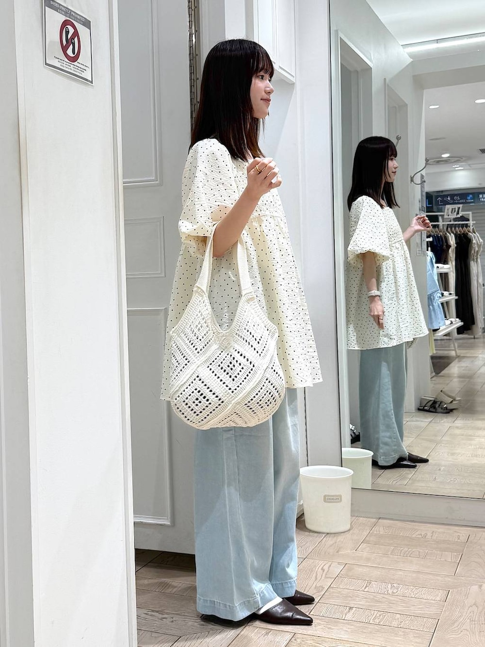 ブラウン系のサンダル、その他のシャツ/ブラウス、ブルー系のデニムパンツを着用したレディースの夏コーディネートの2枚目の写真