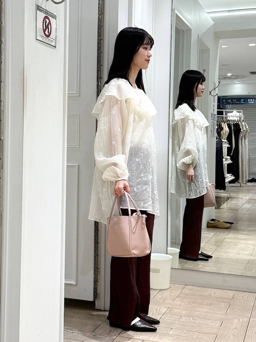 ピンク系のショルダーバッグ、ブラウン系のその他パンツ、ブラウン系のサンダルを着用したレディースの春コーディネートの2枚目の写真