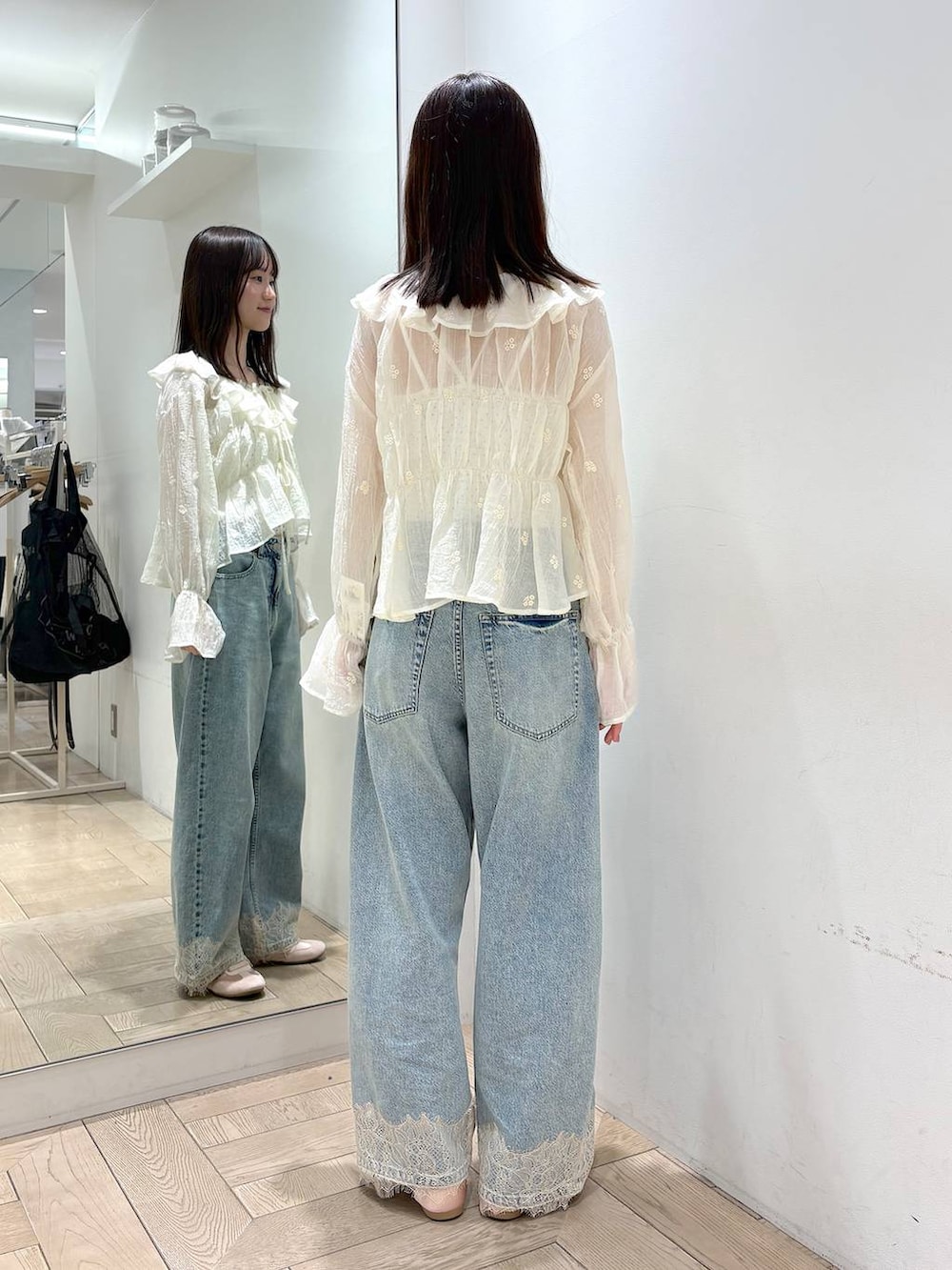 ホワイト系のTシャツ/カットソー、ブルー系のデニムパンツ、ホワイト系のシャツ/ブラウスを着用したレディースの春コーディネートの5枚目の写真