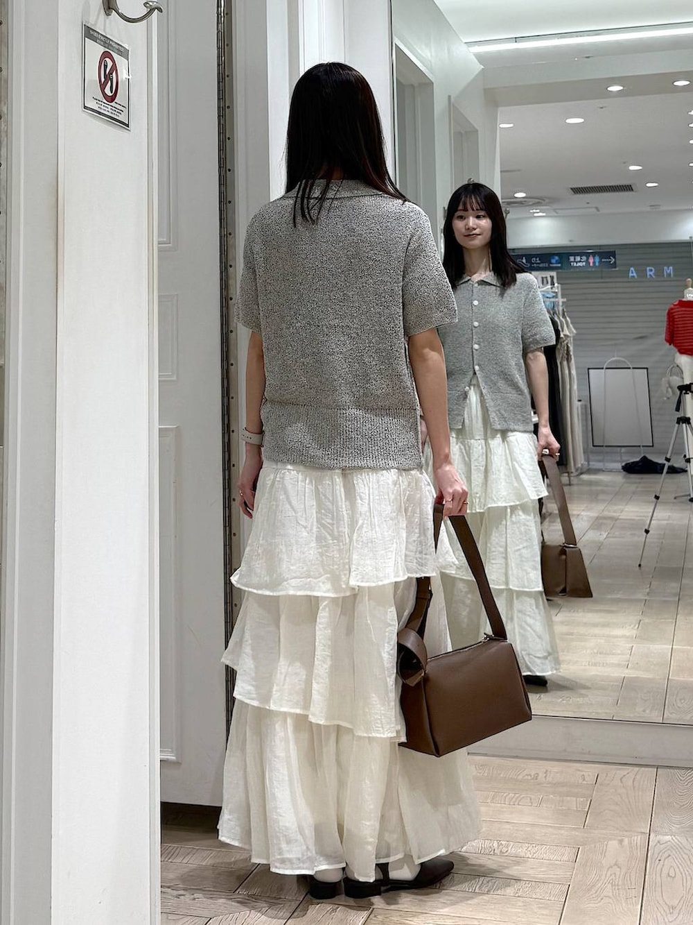 ブラウン系のサンダル、ブラウン系のショルダーバッグ、グレー系のTシャツ/カットソーを着用したレディースの春コーディネートの3枚目の写真