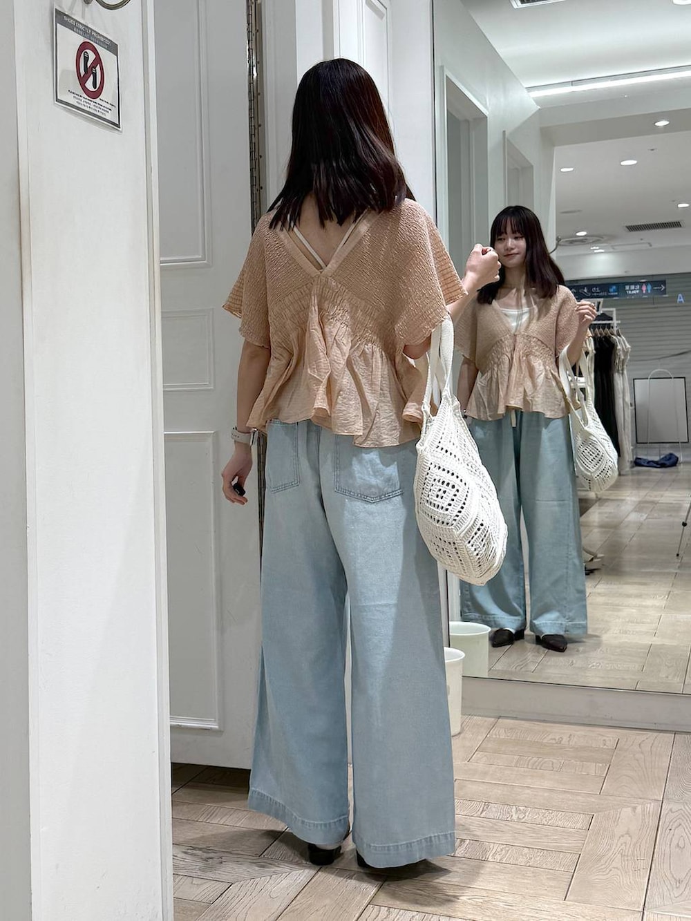 ホワイト系のTシャツ/カットソー、ブラウン系のサンダル、ベージュ系のシャツ/ブラウスを着用したレディースの夏コーディネートの3枚目の写真