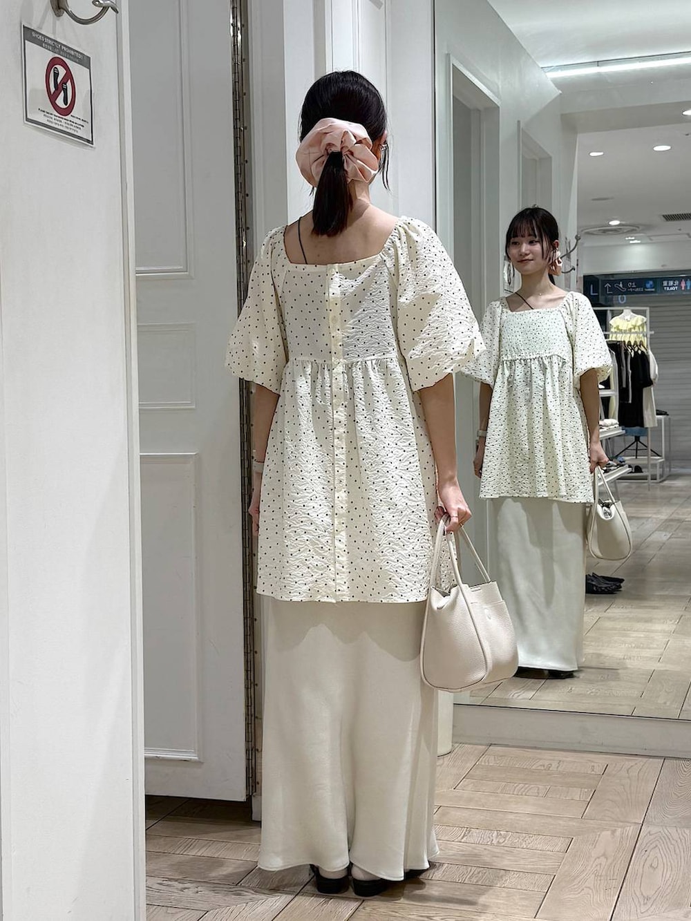 ホワイト系のスカート、ホワイト系のショルダーバッグ、その他のシャツ/ブラウスを着用したレディースの春コーディネートの3枚目の写真